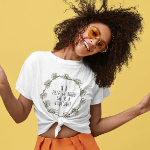 Em um campo de Rosas, ela é uma camiseta de flores