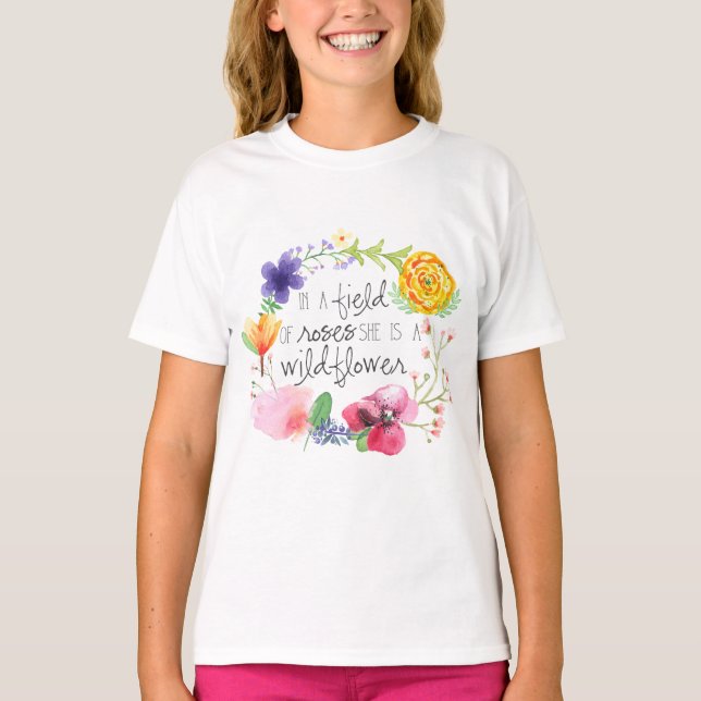 Em um campo de Rosas, ela é uma camiseta de flores (Frente)