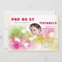 Em um convite de aniversário de fotos em bolha