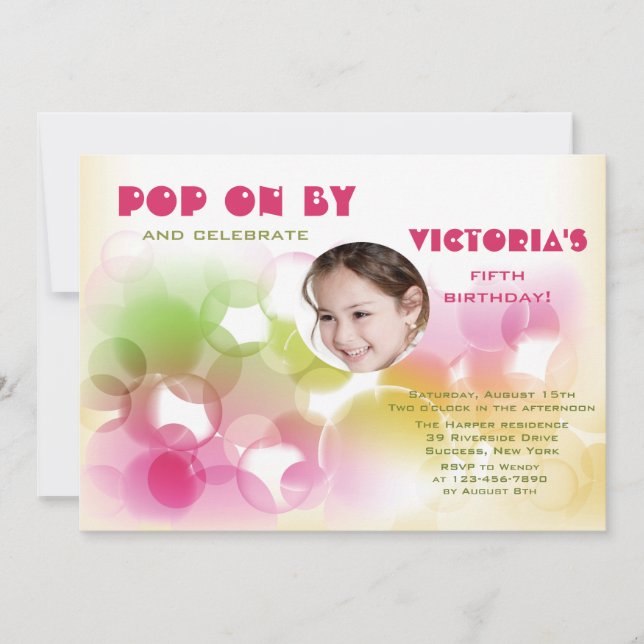 Em um convite de aniversário de fotos em bolha (Frente)