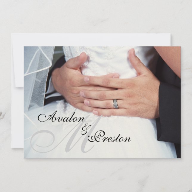 "Embalado no Amor" Convite de Casamento Monograma (Frente)