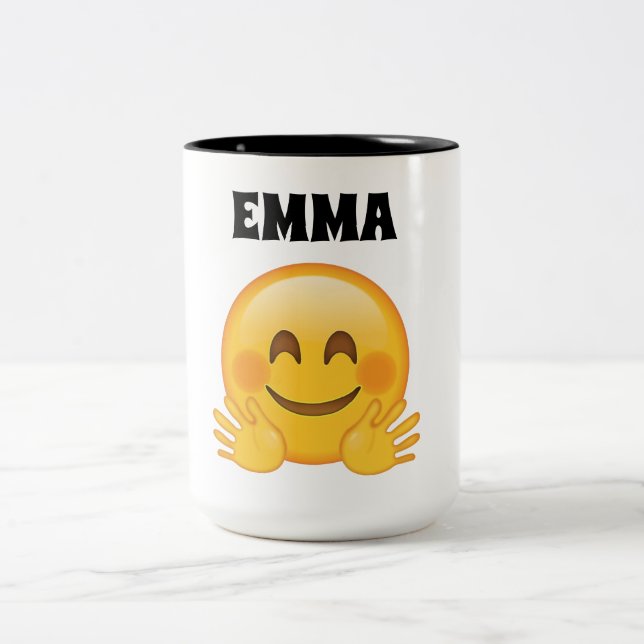 Emma personalizou a caneca de café do emoji (Centro)