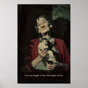 Encantadora idosa segurando poster de foto de gato