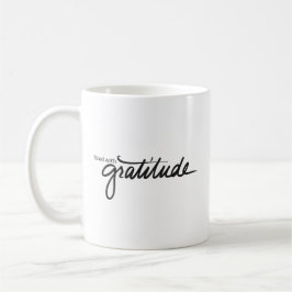 Enchido com a caneca da gratitude