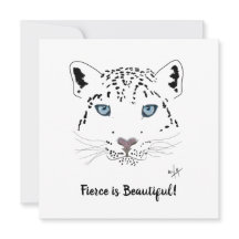 Encorajar feroz é um lindo leopardo da neve