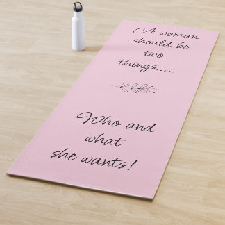 Encorajar o tapete yoga, mulher forte