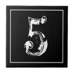 Endereço de rua Vintage e azulejo do número de cas<br><div class="desc">Endereço de rua Vintage e azulejo de número de casa com tipografia vintage. Chic do campo/estilo rústico. Boa ideia para uma nova festa de casa e de casa. Texto e cores personalizáveis. A parede branca e preta assina a decoração.</div>