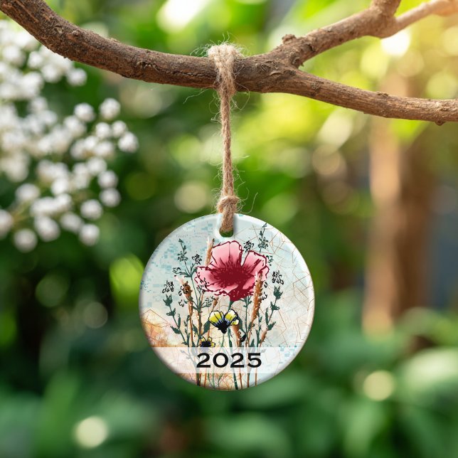 Enfeite Comemorativo de Arte de Flores Silvestres  (Love Grows Here. This personalized Wildflower ornament is a beautiful keepsake.)