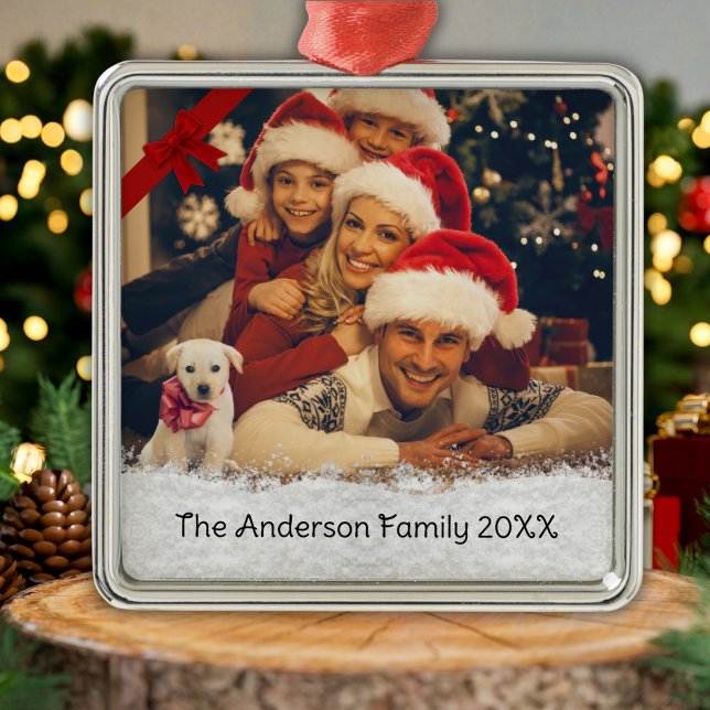 Enfeite de Arco Vermelho de Natal com Foto da Famí (Whimsical family photo Christmas ornament with a festive red bow and snow layer for text.)