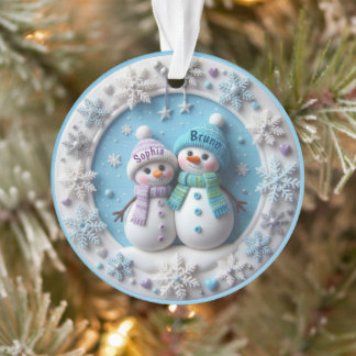 Enfeite de casal de bonecos de neve 2D com nome pe