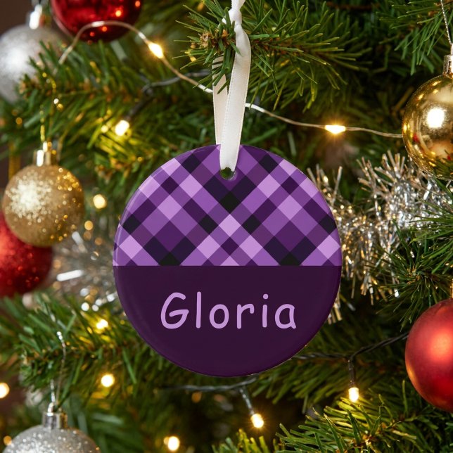 Enfeite de círculo de acrílico com monograma xadre (Plum Purple Plaid Monogram Acrylic Circle Ornament hanging on Christmas tree.)