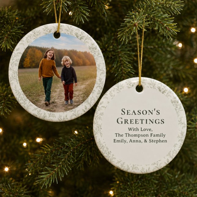 Enfeite de Foto de Natal com Folhagem Verde (Celebrate cherished family memories with this elegant personalized photo ornament.)