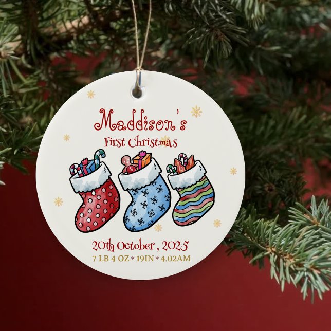 Enfeite de Natal do Primeiro Natal do Bebê com Nom (Baby’s First Christmas Name & Birth Stats Keepsake Ceramic Ornament)