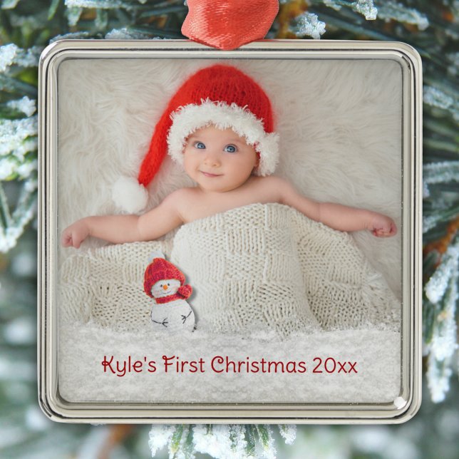 Enfeite de Primeiro Natal de Bebê de Neve Capricho (Whimsical baby's first Christmas photo ornament featuring a snowy border and bright red text.)
