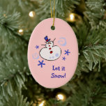 Enfeites de natal da neta Snowman<br><div class="desc">Aqui está um ornamento em forma de camiseta cor-de-rosa rosa que sua neta ou filha especial amará! A frente apresenta uma bela imagem de bonitinho de neve, com chapéu azul e botões vermelhos brilhantes, cercados por flocos de neve azuis. O texto personalizável diz atualmente "Deixe-o nevar!" A parte traseira é...</div>