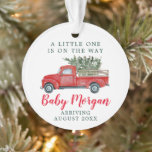 Enfeites de natal de anúncio de gravidez de bebê<br><div class="desc">Um pequeno está a caminho do Enfeites de natal de anúncio de gravidez. Bebê vem logo presente de férias. Caminhão vermelho de safra com ilustração da árvore de Natal. Edite facilmente todas as informações.</div>
