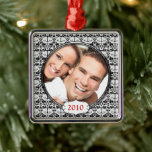 Enfeites de natal de Fotografia de Chandelier Dama<br><div class="desc">Enfeites de natal de Foto do Chandelier Preto Colar Colares de Festas de casamento de Keepsasasakles de Casamento - para alterar a cor de fundo - clique em personalizar - clique em editar - escolha a última ferramenta no menu suspenso e escolha entre uma das cores mostradas ou digite o...</div>