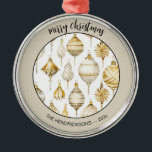 Enfeites de natal de Ornamento de Vintage Prata Do<br><div class="desc">Enfeites de natal Dourados e prateados são mostrados neste elegante padrão de aquarela vintage. Achamos que eles parecem excelentes neste ornamento de férias bordado. Você pode editar a saudação "Feliz Natal" que está em preto. Lembre-se também de mudar o exemplo dos nomes "de" e do ano.</div>