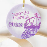 Enfeites de natal de Quinceanera roxo, rosa<br><div class="desc">Comemore sua Quinceañera, aniversário especial, ou chegada de um novo bebê com Enfeites de natal personalizados/personalizados roxos e rosa. O fundo de aquarela roxa com carruagem de cavalo reluzente será lindamente transferido para outros presentes. Este ornamento de Quinceanera, carruagem branca, é deslumbrante como uma grande variedade de outros ornamentos, autocolantes,...</div>