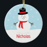 Enfeites de natal Kids Holiday Snowman<br><div class="desc">Este ornamento de feriado apresenta um boneco de neve festivo com um cachecol vermelho. O fundo é azul claro com flocos de neve em queda.</div>