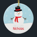 Enfeites de natal Kids Holiday Snowman<br><div class="desc">Este ornamento de feriado apresenta um boneco de neve festivo com um cachecol vermelho. O fundo é azul claro com flocos de neve em queda.</div>