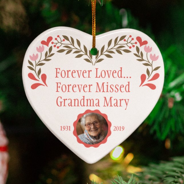 Enfeites de natal Memorial Personalizado com Foto (Custom Memorial Christmas Ornament with Photo hanging on a Christmas tree branch)