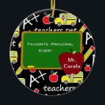 Enfeites de natal Principal Favorito do Chalkboard<br><div class="desc">Obtenha o presente perfeito para aquele maravilhoso diretor que você conhece! Pode ser no Natal ou só porque ela dá aquele toque especial. Este é um ornamento com um negro brilhante com ônibus escolares e fundos de lápis. Diz "Diretor Favorito Nunca" escrito num quadro. Há uma maçã vermelha à direita...</div>