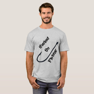 Enganchado na camiseta do geek do divertimento dos