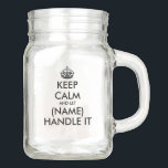 Engraçada Mantenha Calm Mason, caneca com cabo<br><div class="desc">Engraçado manter calm mason com punho. Faça o seu próprio carregar de paródia e calma. Jars de vidro decorativo com citação personalizada. modelo de tipografia moderna com coroa preta. Trendy Party favorece presentes para amigos e família. Prepare-se para pai, mãe, colega de trabalho, colega, professor, chefe, funcionários etc. Crie sua...</div>