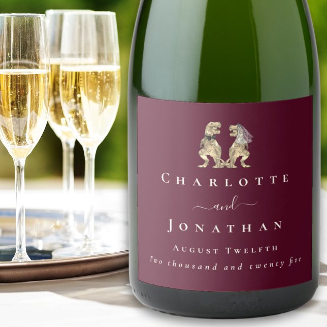 Engraçado Casamento de Dinossauro Borgonha e Creme (Dinosaur wedding funny T-Rex bride & groom elegant Modern script custom burgundy & cream wine labels)