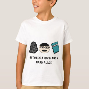 Entre uma rocha e o t-shirt de uma menina dura do