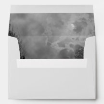 Envelopes de lua cheia no céu assombrado