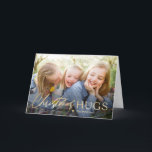 Enviando Cartões de foto de Natal Moderno de Hugs<br><div class="desc">Celebre a temporada com este cartão de férias moderno e na moda de Berry Berry Sweet. Itens correspondentes e mais opções de design estão disponíveis em nossa loja:www.berryberrysweet.com. A cor de fundo pode ser personalizada online para melhor corresponder à sua foto!</div>