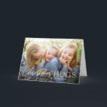 Enviando Cartões de foto de Natal Moderno de Hugs<br><div class="desc">Celebre a temporada com este cartão de férias moderno e na moda de Berry Berry Sweet. Itens correspondentes e mais opções de design estão disponíveis em nossa loja:www.berryberrysweet.com. A cor de fundo pode ser personalizada online para melhor corresponder à sua foto!</div>