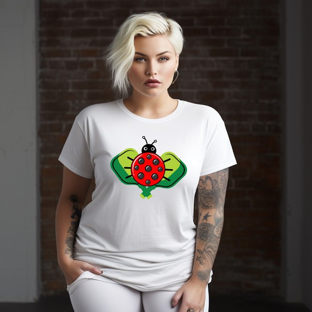 Escada de picelo 🐞 mais T-Shirt (Cute ladybird pickleball on two green pickleball paddles, ladies plus size t-shirt)