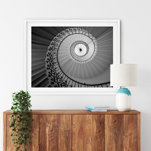 Escadaria espiral com poster das flores