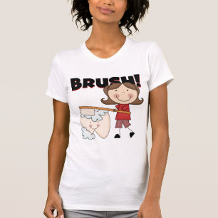 ESCOVA - menina com camiseta e presentes do dente