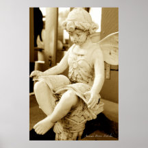 Escultura de uma Fada Lendo uma Poster de Livro