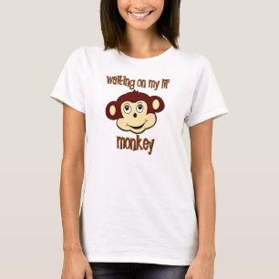 Espera em meu t-shirt da maternidade do macaco