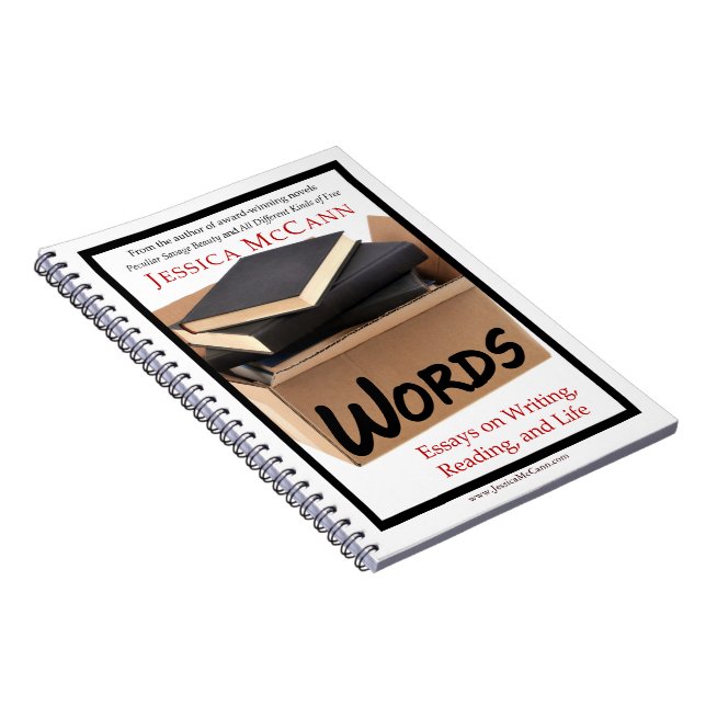 Espiral caderno com o livro de Jessica McCann como capa (Lado Direito)