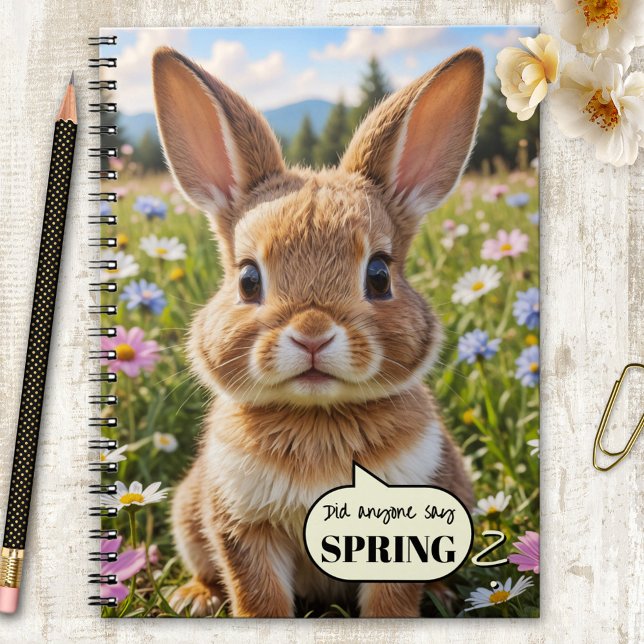 Espiral Caderno da Primavera Coelhinho Fofo Adorável (Notebook featuring a cute, wide-eyed bunny nestled in a sunny meadow of daisies and wildflowers)