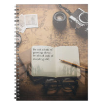 Caderno encadernado com capa dura e citação inspir