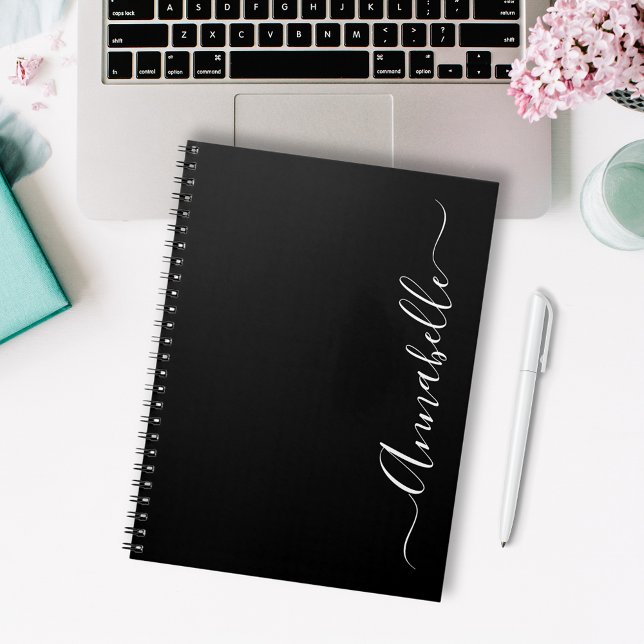 Espiral Caderno Personalizado Nome Preto e Branco (Modern black personalized notebook.  Customize with your first name in elegant script typography)