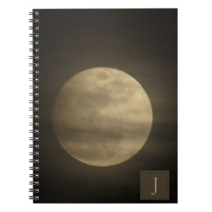 Espiral Foto da lua de cheio com um caderno delicado de nu