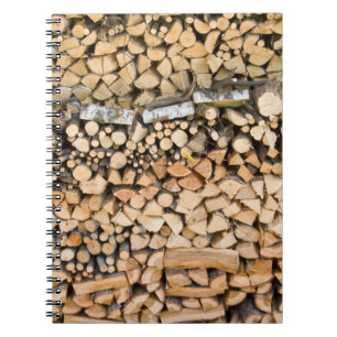 Espiral Madeira desbastada em um caderno da pilha