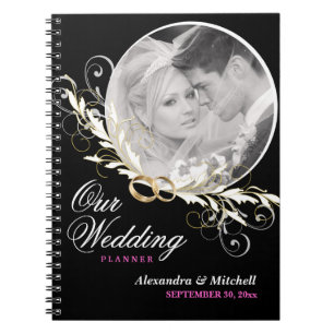 Espiral Planejador do casamento com o caderno feito sob