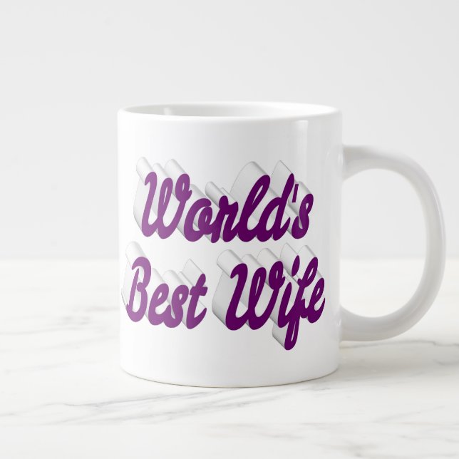 Esposa com caneca de café gigante com metade do te (Direita)