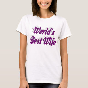 Esposa com T-Shirt de texto roxo