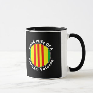Esposa orgulhosa de um copo da caneca de café do