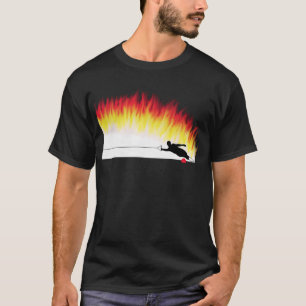 Esquiador da água do slalom com t-shirt das chama